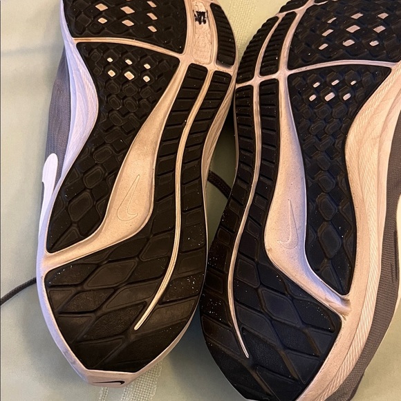 Nike Gray Athletic Running Shoes size 11.5 main image 6